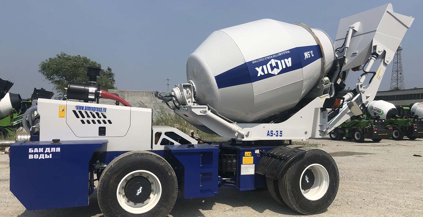 Contoh mixer beton dengan rangka bersambung dan ban konstruksi