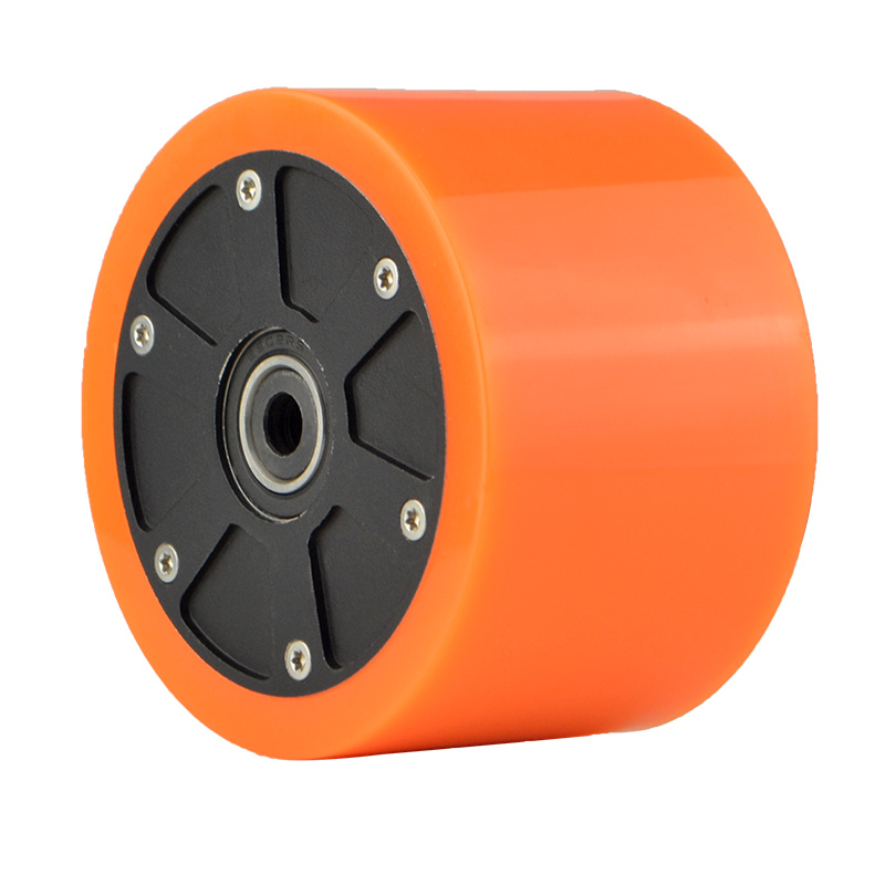 Diagram showing water film effect on traditional vs. channel groove luggage wheels