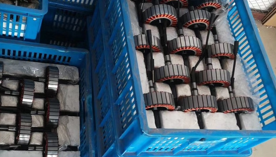 Diagram showing how Hall sensors detect rotor position via magnetic fields and send signals to motor drivers.