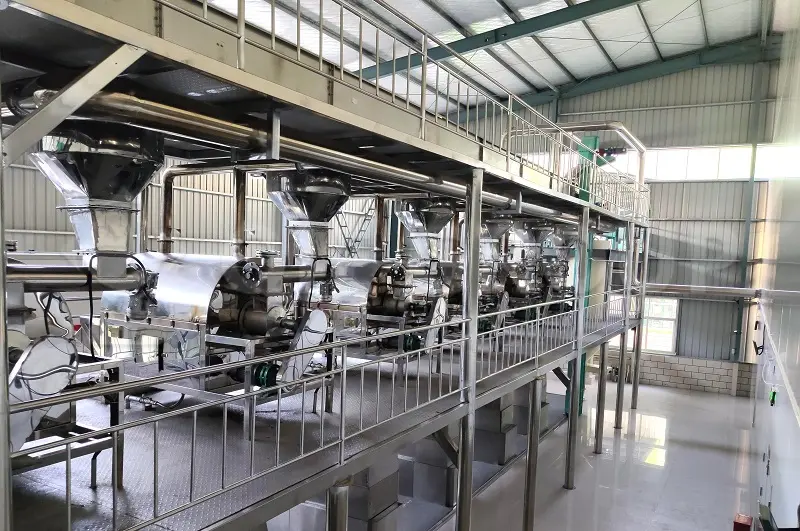 Taller moderno de prensado de aceite comestible equipado con una prensa de aceite de tornillo industrial, un sistema de pretratamiento de materias primas y un sistema automatizado de transporte de materiales, para lograr una producción eficiente