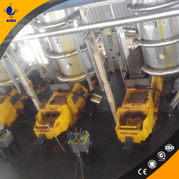 Process flow diagram showing stages of palm oil refining: Pre-treatment → Deacidification → Decolorization → Deodorization → Storage