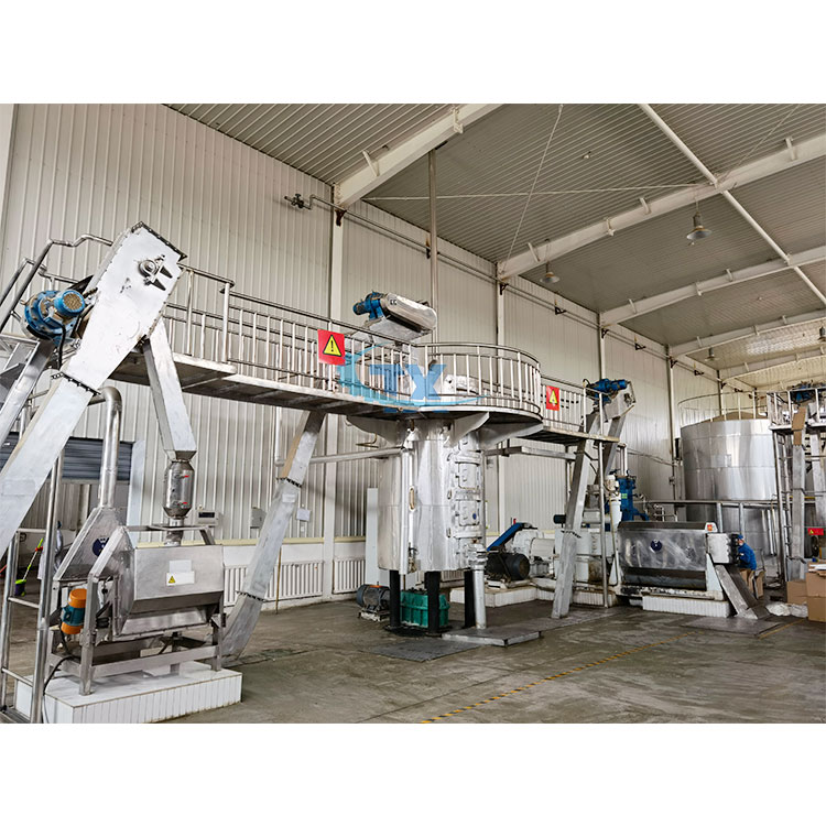 Multi - precision oil press extracting oil from peanuts