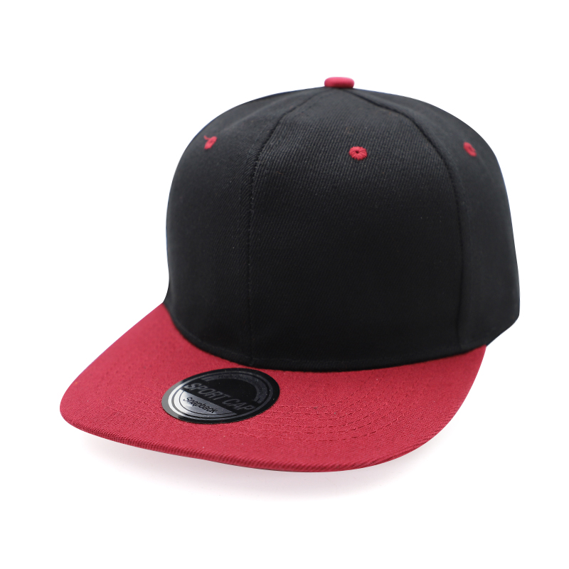 义乌拓昇工厂车间实拍：工人正在对定制运动帽进行质检，确保每顶帽子都符合国际标准