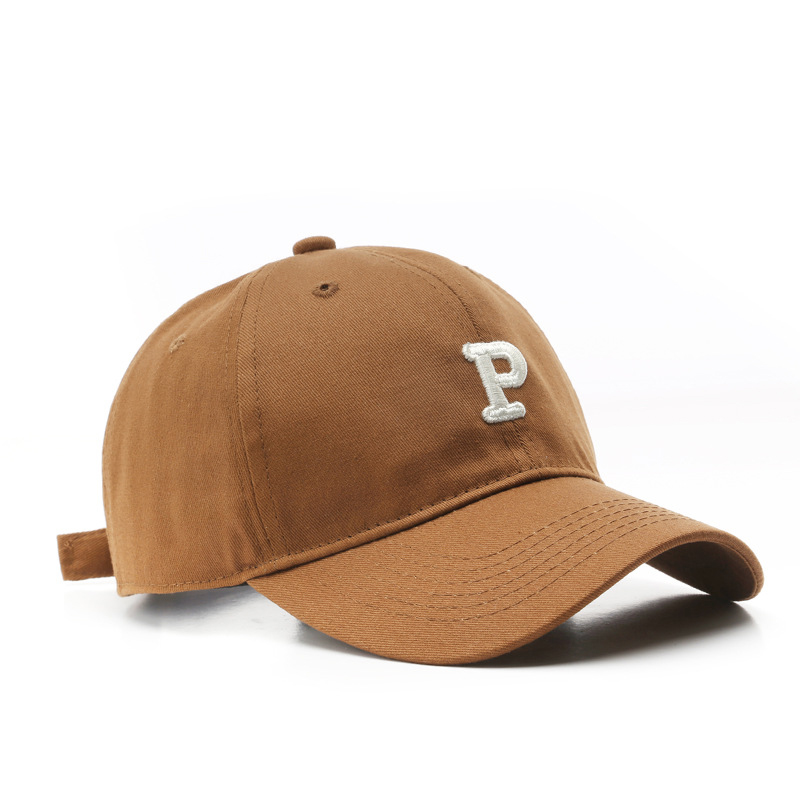 企业员工佩戴定制运动帽的场景