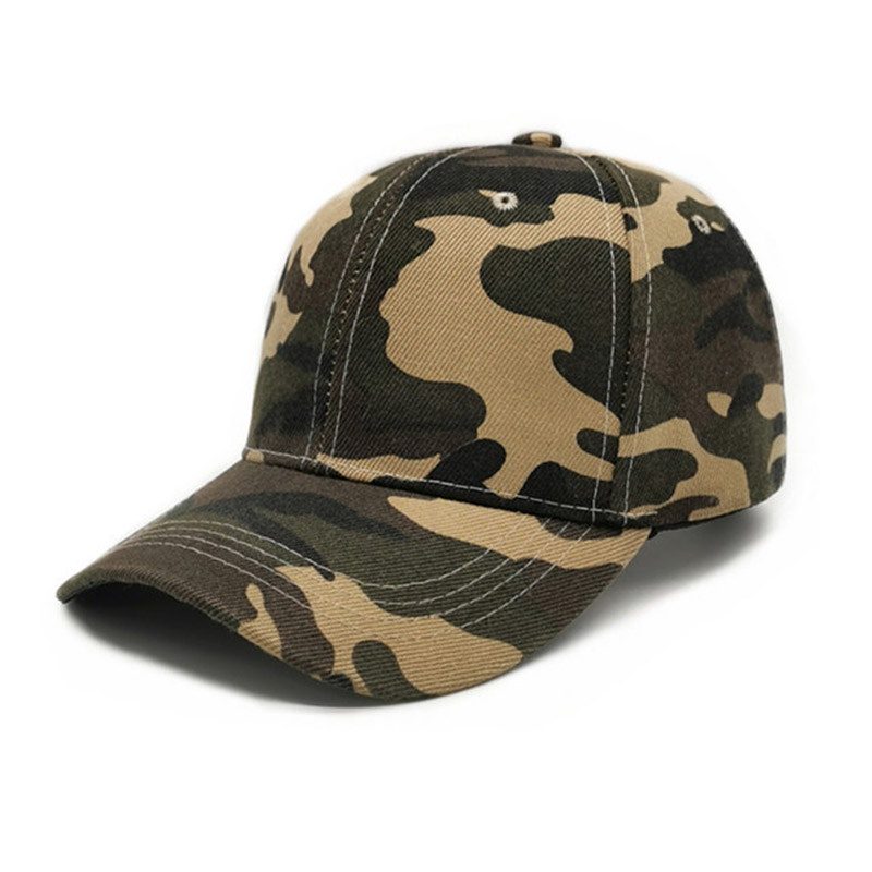 聚酯纤维定制户外迷彩棒球帽，展示品牌Logo刺绣设计及高质量细节