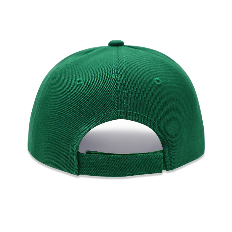 一位印度客户正在展示其团队统一穿着定制帽子的照片，旁边有公司Logo和标语，体现员工归属感与品牌形象一致性