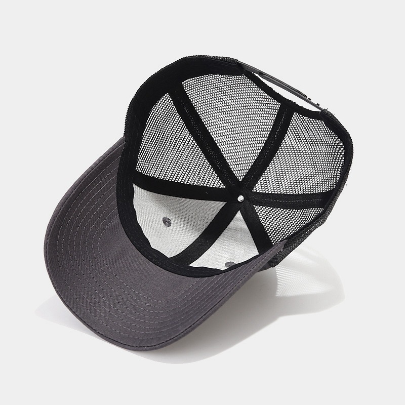 义乌Cosum定制迷彩棒球帽的户外实拍图，展现帽子的耐用质感和户外适用性