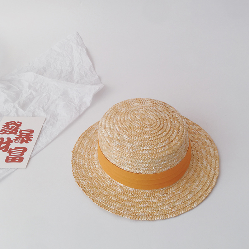 A woman using the papyrus beach bag at the beach