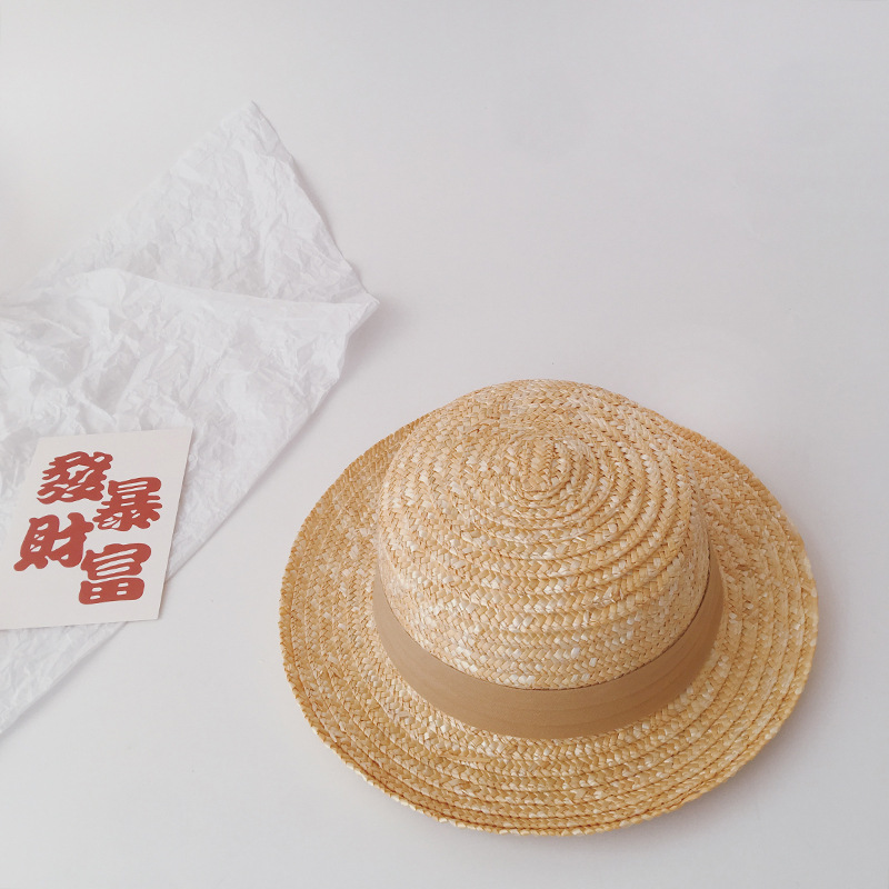 不同颜色和款式的草编沙滩帽展示