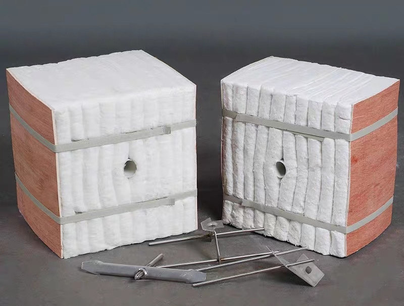 Processus de fabrication contrôlé de briques réfractaires en silicium-carbone, avec des opérateurs en uniforme vérifiant la qualité à chaque étape.